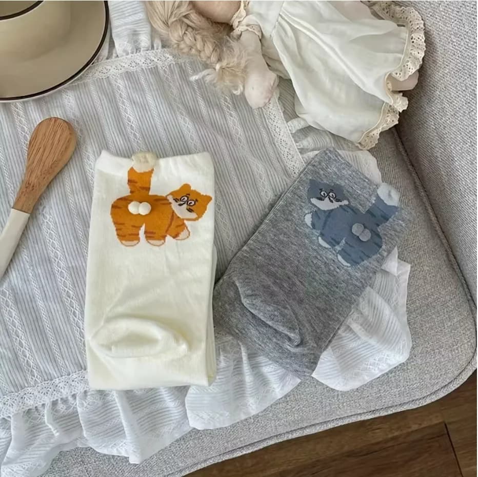 Dámské ponožky s kočičím motivem. Roztomilý design, střední délka do poloviny lýtka, měkký a prodyšný materiál. Styl pro milovnice koček.