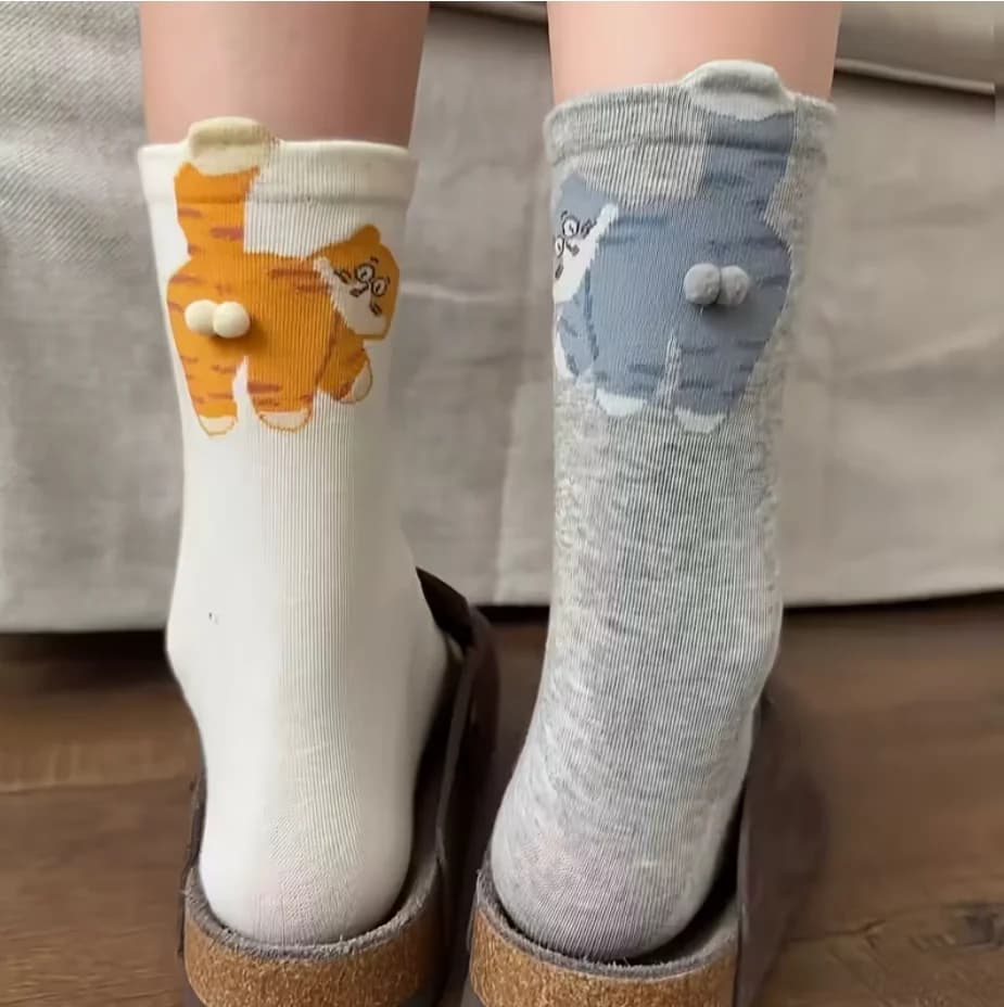 Dámské ponožky s kočičím motivem. Roztomilý design, střední délka do poloviny lýtka, měkký a prodyšný materiál. Styl pro milovnice koček.