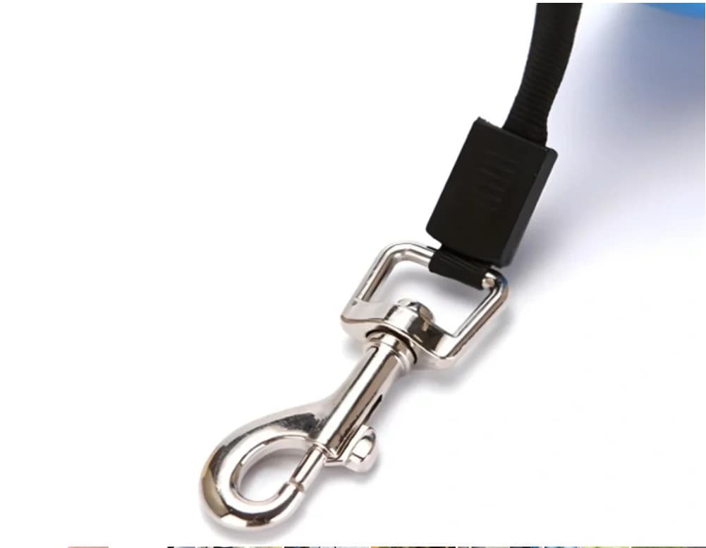 Automatické vodítko 5 m pro psy a kočky do 15 kg. Bezpečné, pohodlné a odolné. Modrá barva, ergonomická rukojeť a pevná karabina.